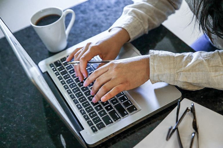 empresas que contratam para trabalhar pela internet